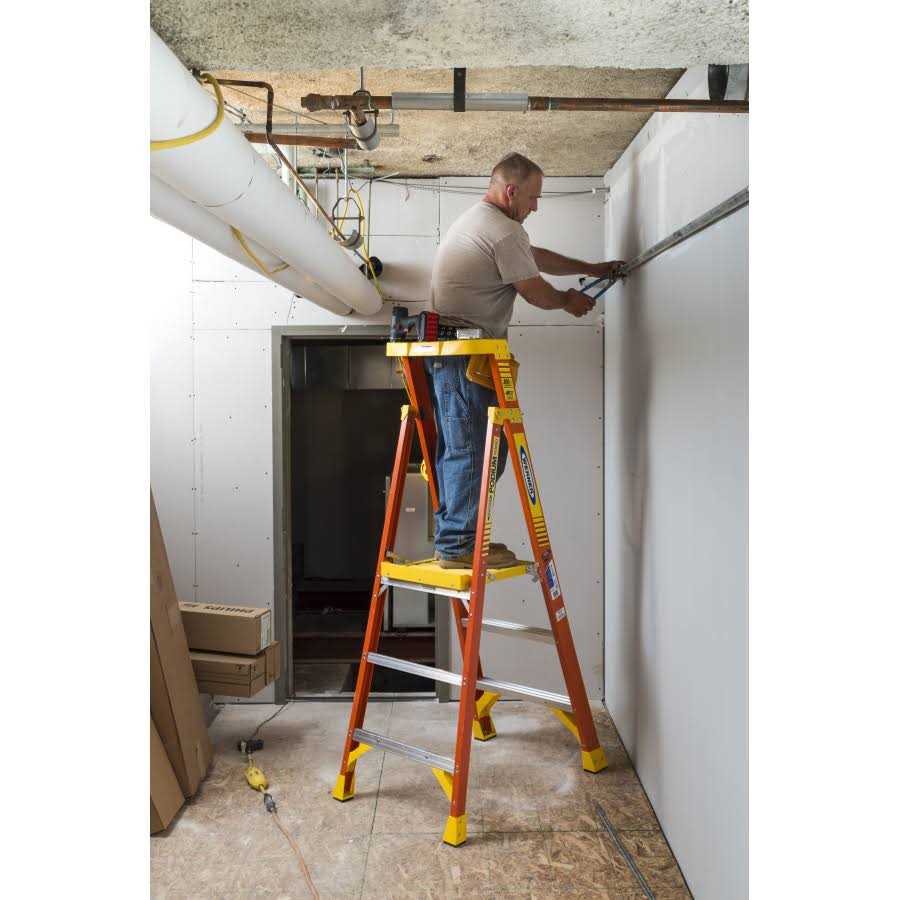 Werner 3 ft. Type IA Fiberglass Podium Ladder PD6203 - Image 4
