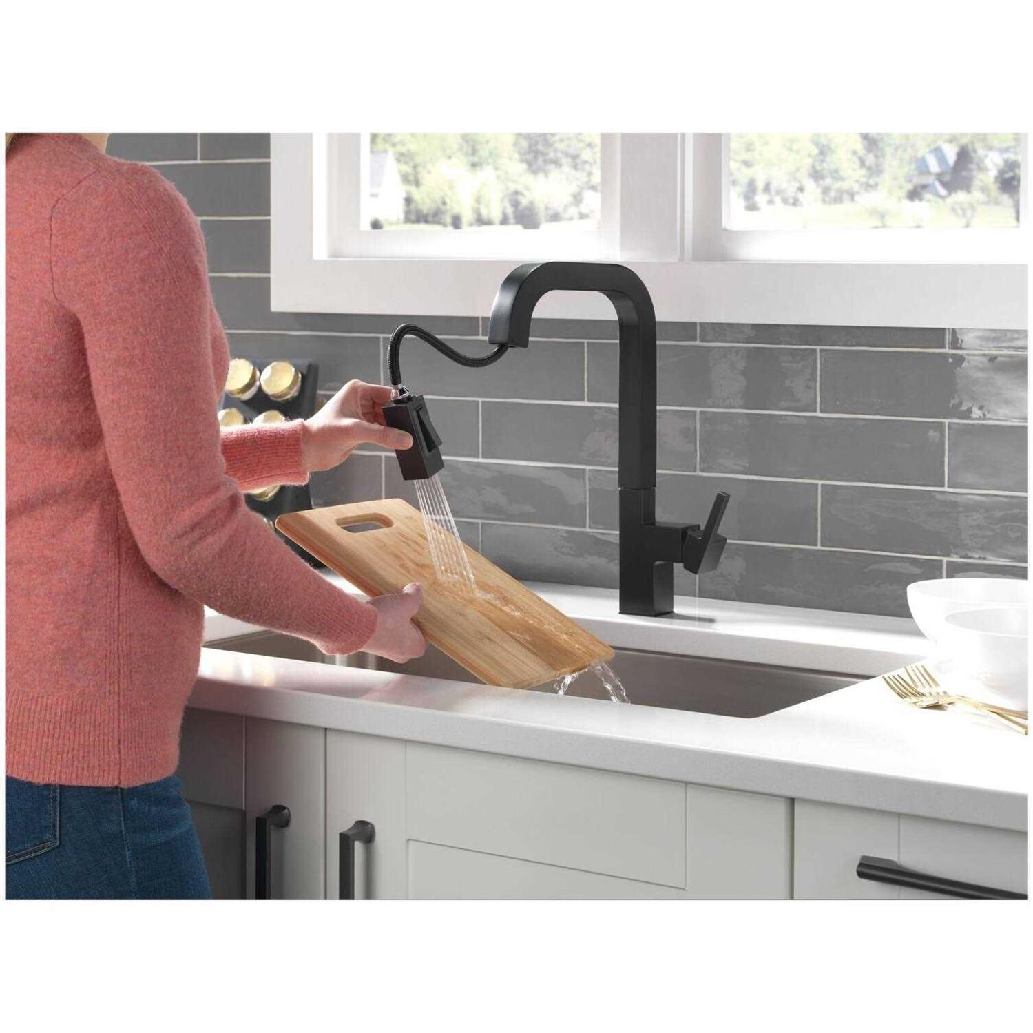 Delta Junction Single-Handle Pull-Down Sprayer Kitchen Faucet - Image 3